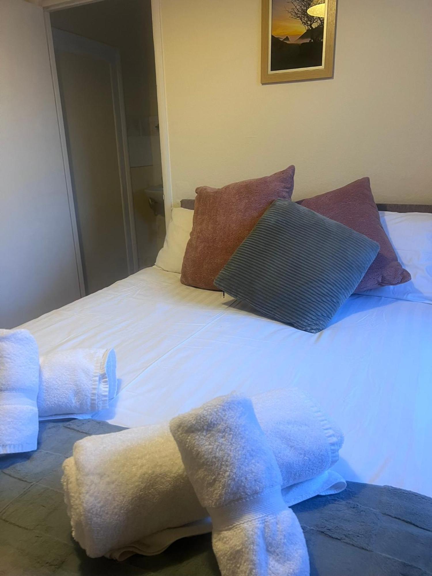 The Crown Hotel Линтън Екстериор снимка