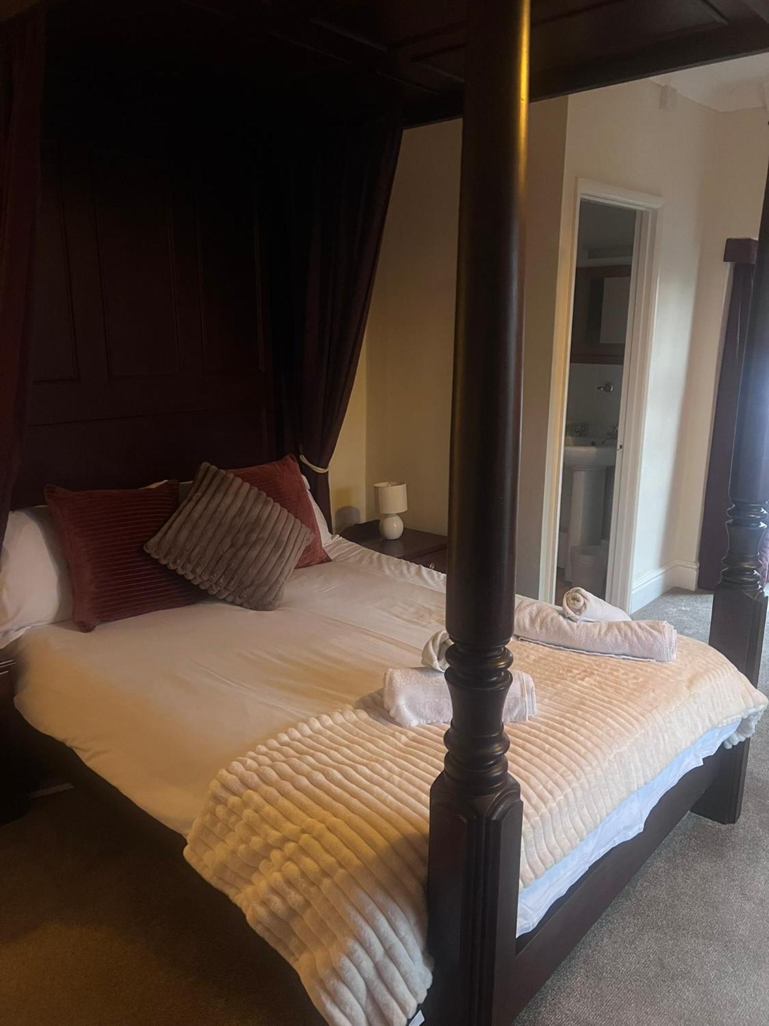 The Crown Hotel Линтън Екстериор снимка