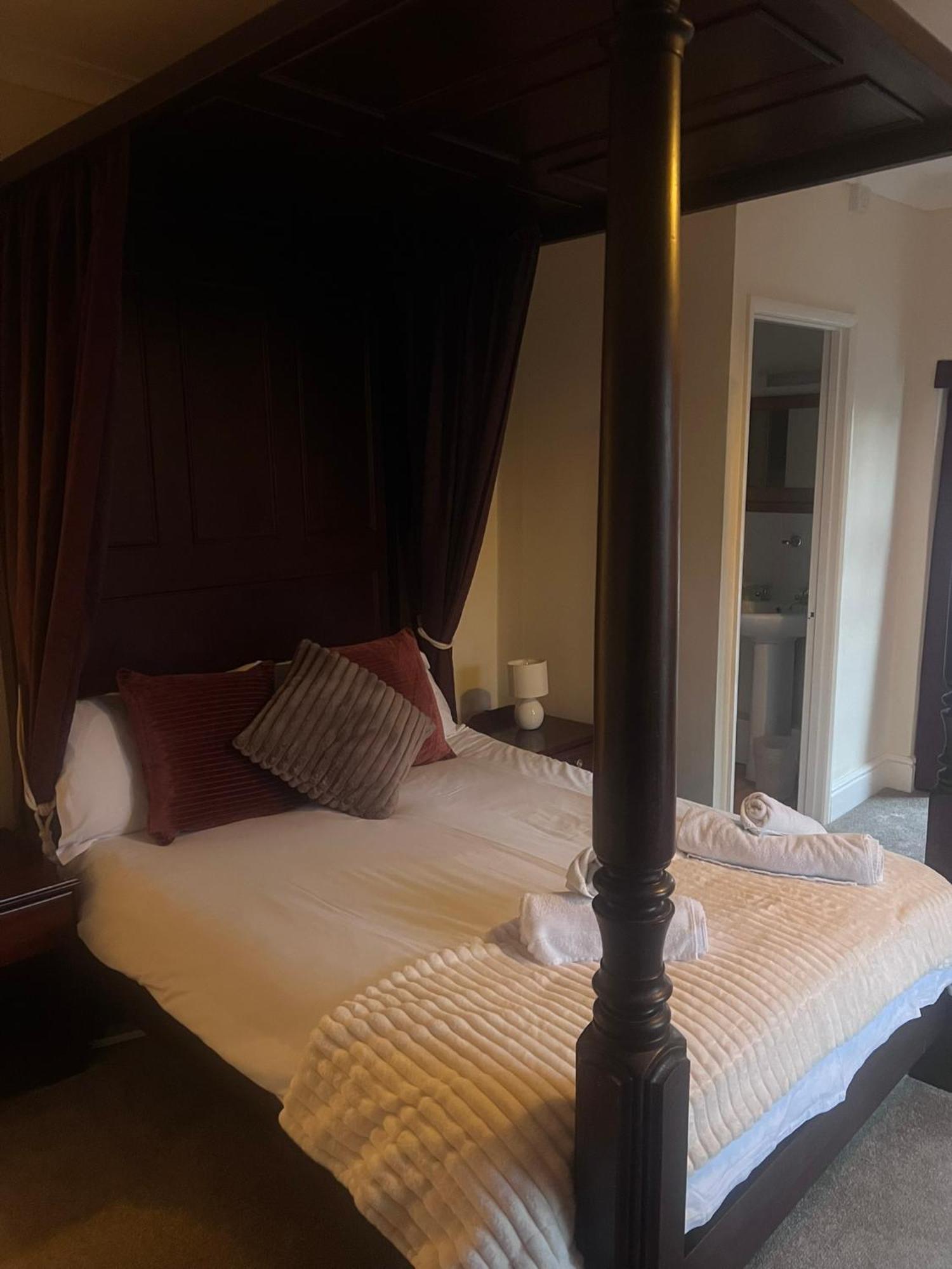 The Crown Hotel Линтън Екстериор снимка