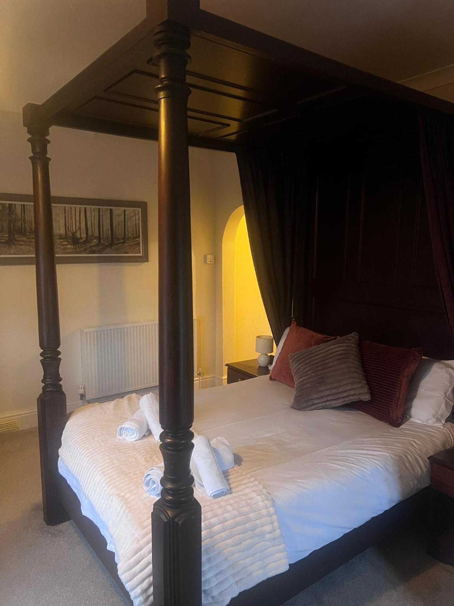 The Crown Hotel Линтън Екстериор снимка
